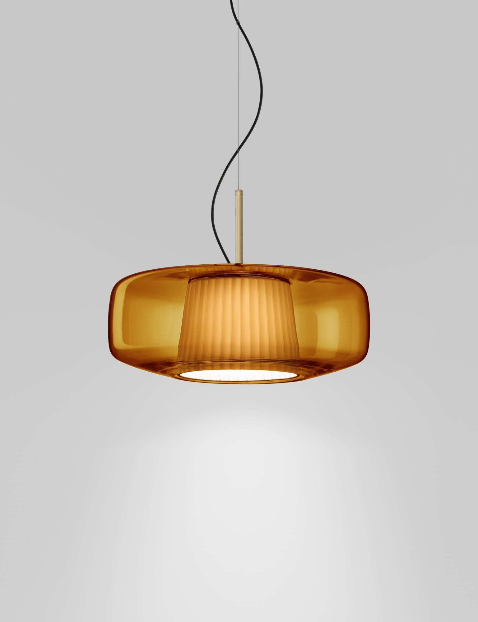 Plissè SP G Lampadario sospensione LED in vetro soffiato ambra scuro e tessuto