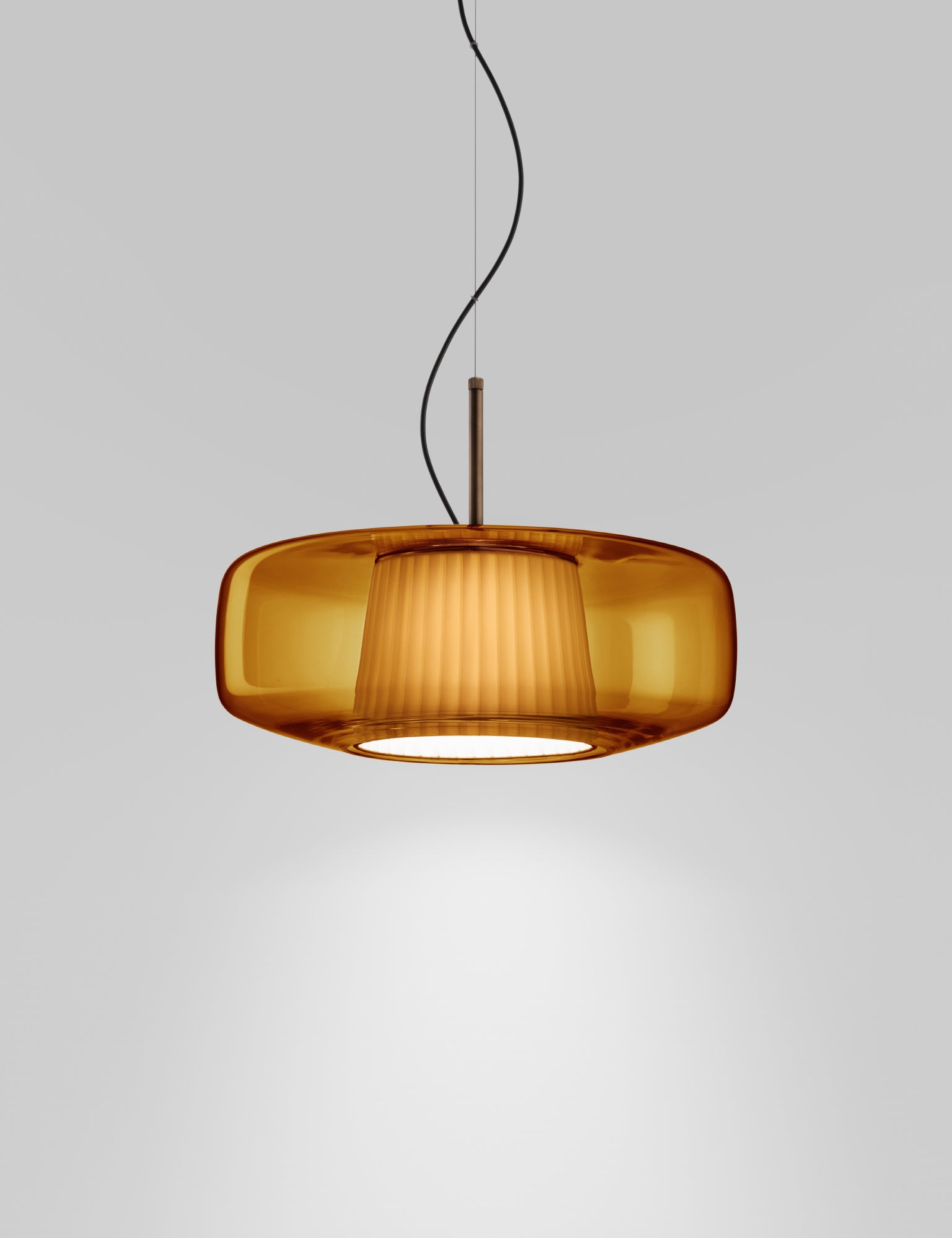 Plissè SP G Lampadario sospensione LED in vetro soffiato ambra scuro e tessuto