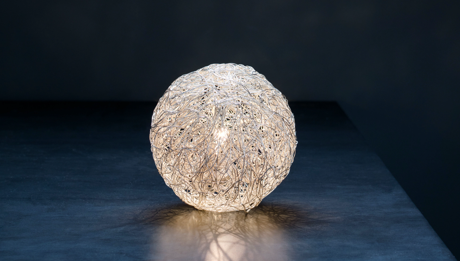 Fil de Fer Sweet Light T lampada tavolo sfere filo in alluminio