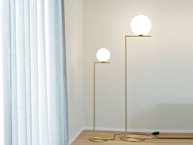 IC Lights F2 Lampada da terra ottone e vetro soffiato Ø30 cm.