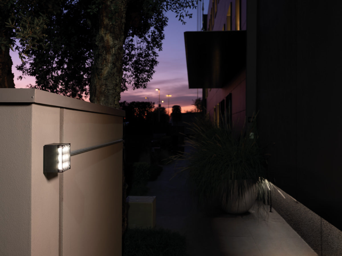 Kobo 110 BK Applique lampada da parete per esterno in policarbonato IP66