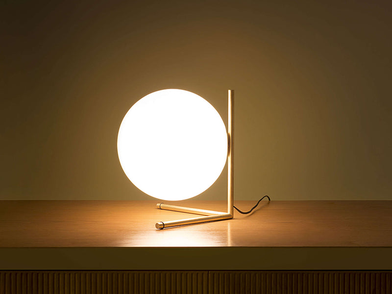 IC Lights T2 Lampada da tavolo ottone vetro soffiato Ø30 cm.