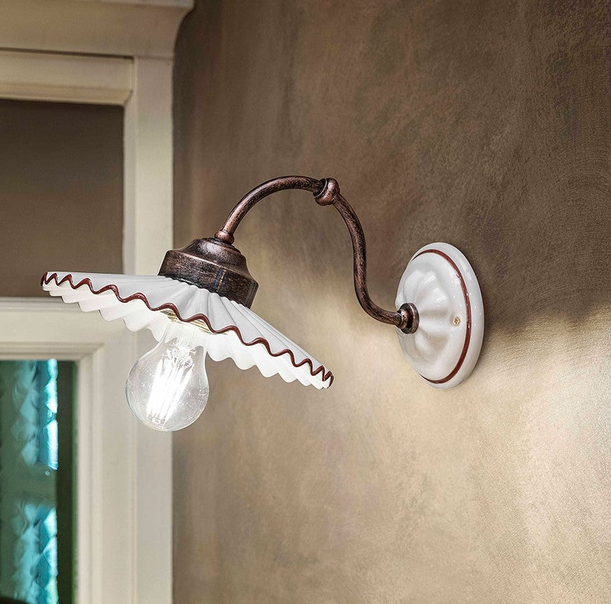L'Aquila C198 applique in ceramica decorata