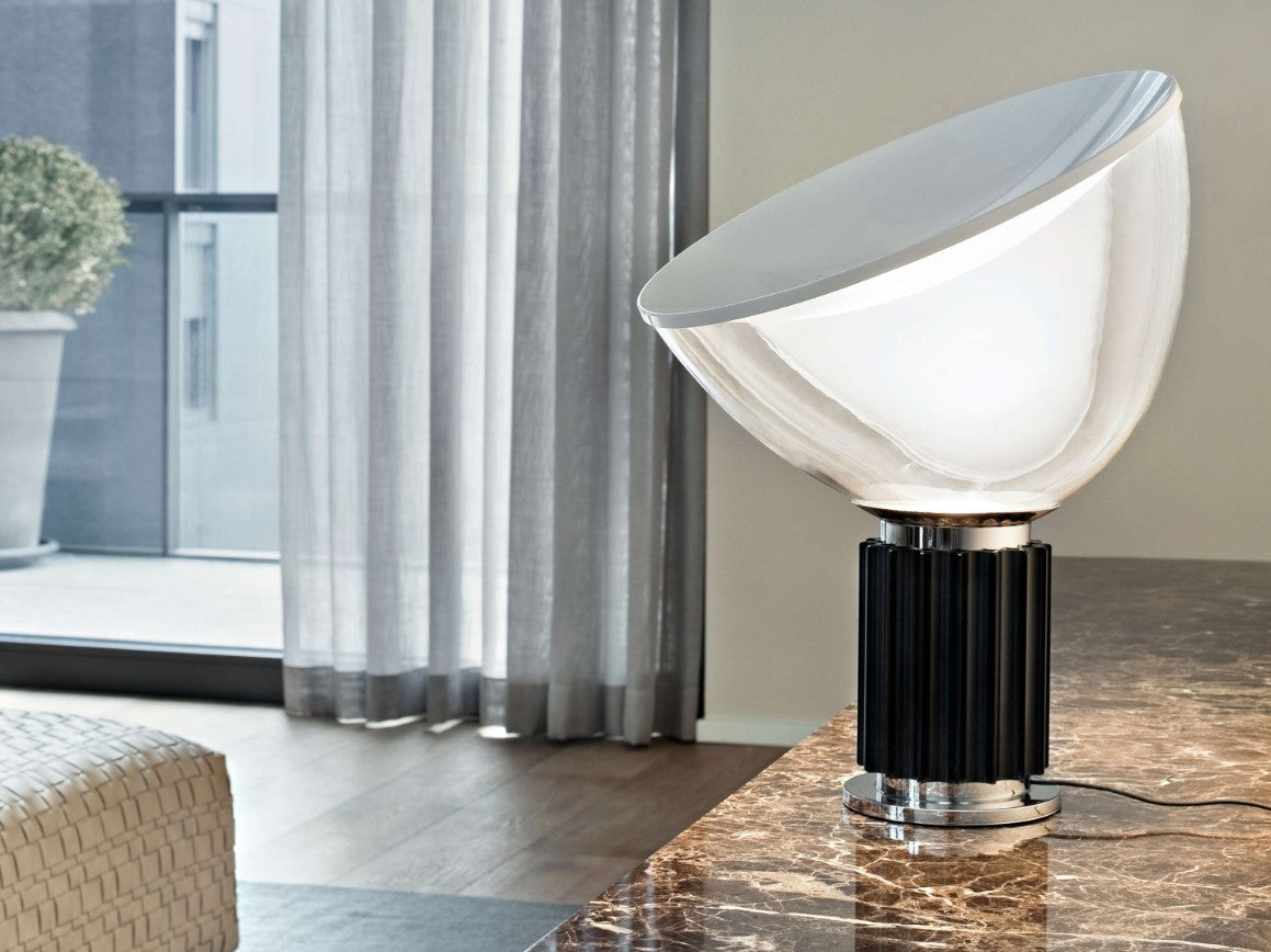 Taccia small Lampada da tavolo Led diffusore vetro con base nera